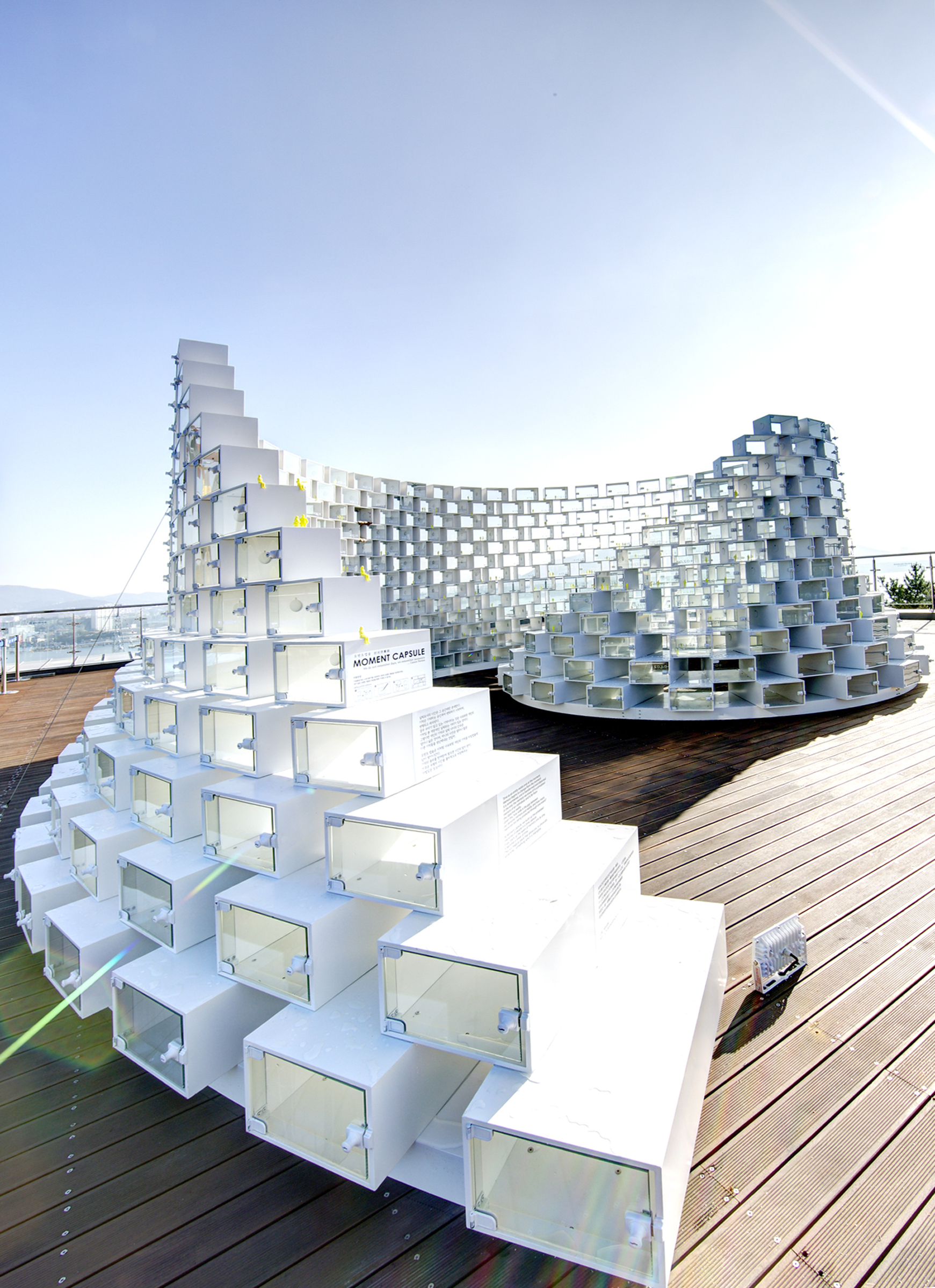 감성플랜 - ‘경험을 디자인하고 기억을 만들어가다. ( We design experiences and create memories)’ ZERO WASTE PAVILION 이라는 대주제로 재생 가림막 모듈을 활용하여 무한 확장되고 이동 및 재사용이 가능한 전시를 구성합니다.
