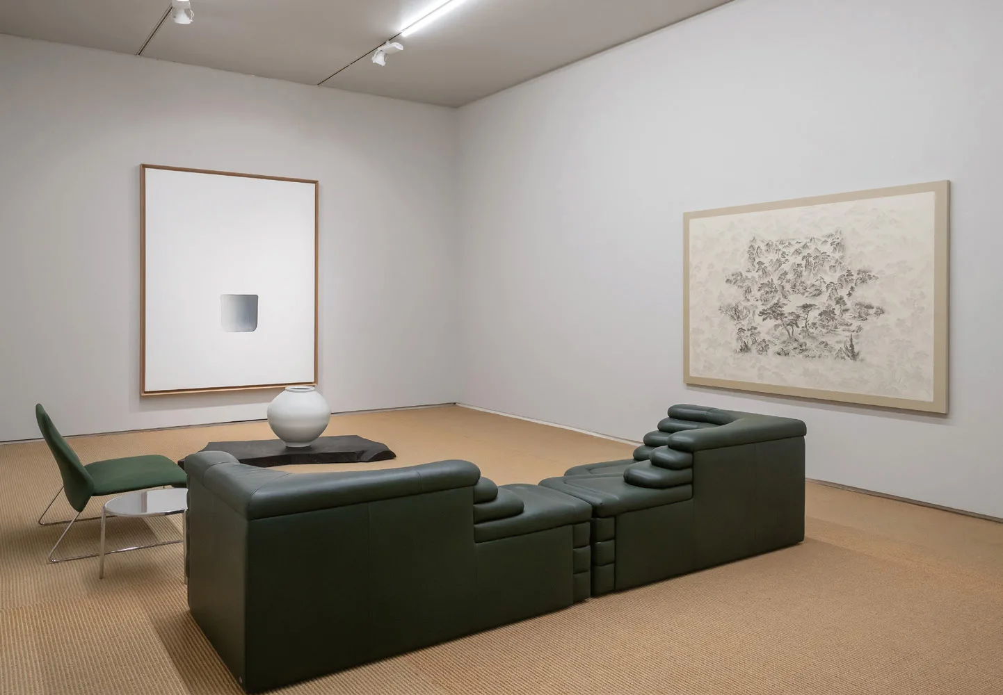 왼쪽 벽에는 이우환 작가의 ‘Dialogue’가, 오른쪽 벽에는 조종성 작가의 ‘Landscape seen from a moving perspective’가 걸려 있다.