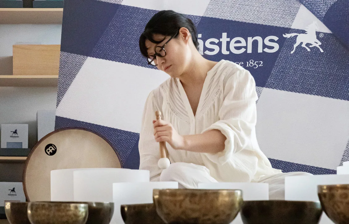 플래그십 스토어에서 열린 숙면 리추얼 싱잉볼 클래스. 해스텐스 침대에 누워 싱잉볼 연주를 감상하며 몸과 마음을 이완하는 시간이었다.
