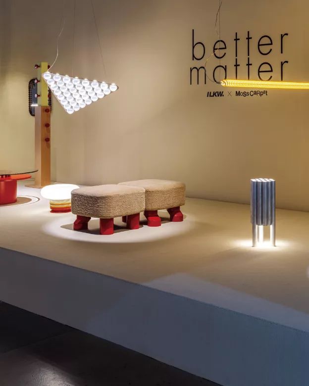 일광전구와 모스카펫의 협업 전시 〈better matter〉 전경. 일상의 소재가 가구의 재료로 변신했다.