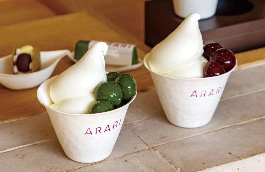 아이스크림 위에 란을 올린 아라리 빙과.