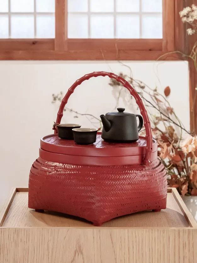 채상 기법의 원형 소반에 강렬한 색감의 옻칠을 더했다. 