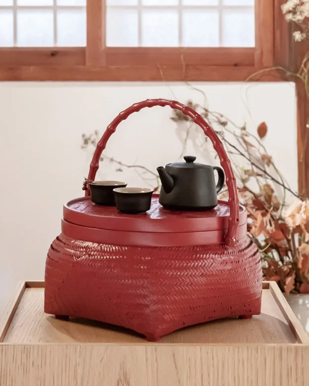 채상 기법의 원형 소반에 강렬한 색감의 옻칠을 더했다. 