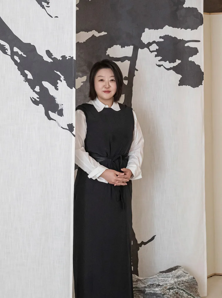 전시 연출을 맡은 세븐도어즈 민송이 대표.