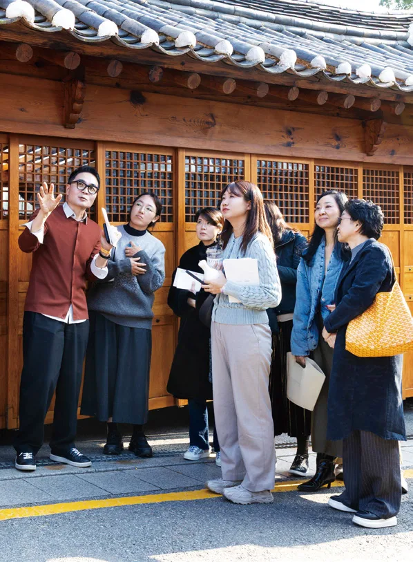 북촌 골목을 따라 걸으며 블루재, 더블재, 힐로재 등 노스텔지어 한옥을 소개했다.