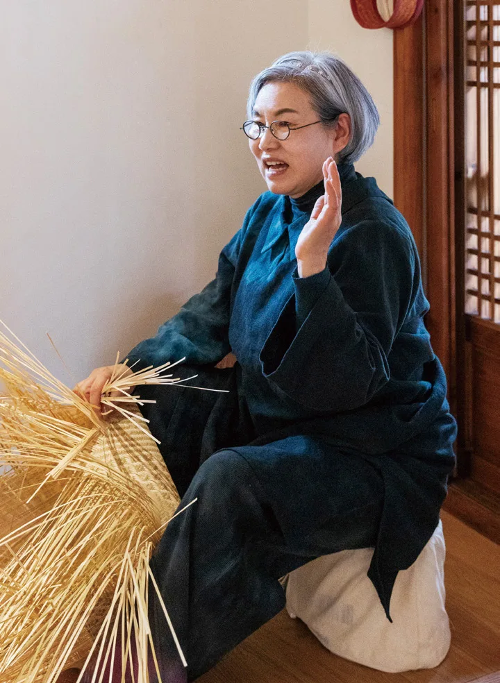 3대 채상장 보유자 서신정 장인. 현재까지 활발한 작품 활동과 채상 전승을 위한 노력을 이어가고 있다.