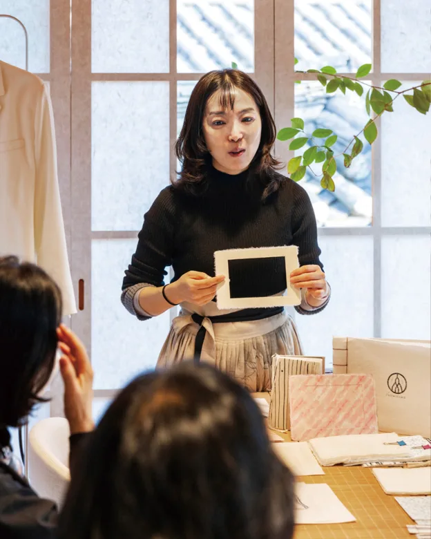 안동에서 직접 닥나무를 심어 채취할 정도로 한지에 대한 남다른 애정을 지닌 고소미 작가.