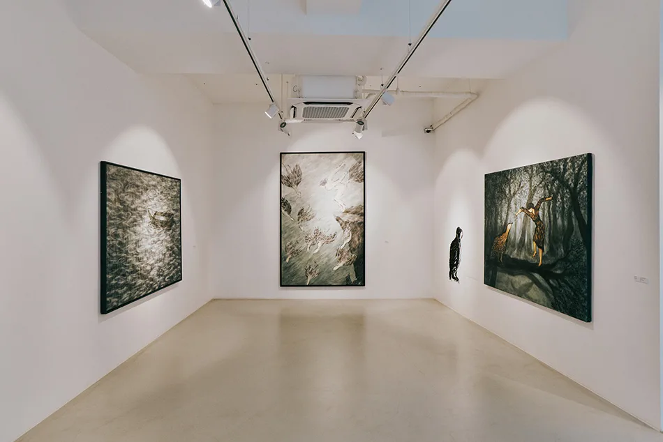 가운데 작품이 작가가 절벽 앞에서 날아오른다고 설명한 ‘Flight of Hope’, acrylic on canvas, 240×147cm, 2018.