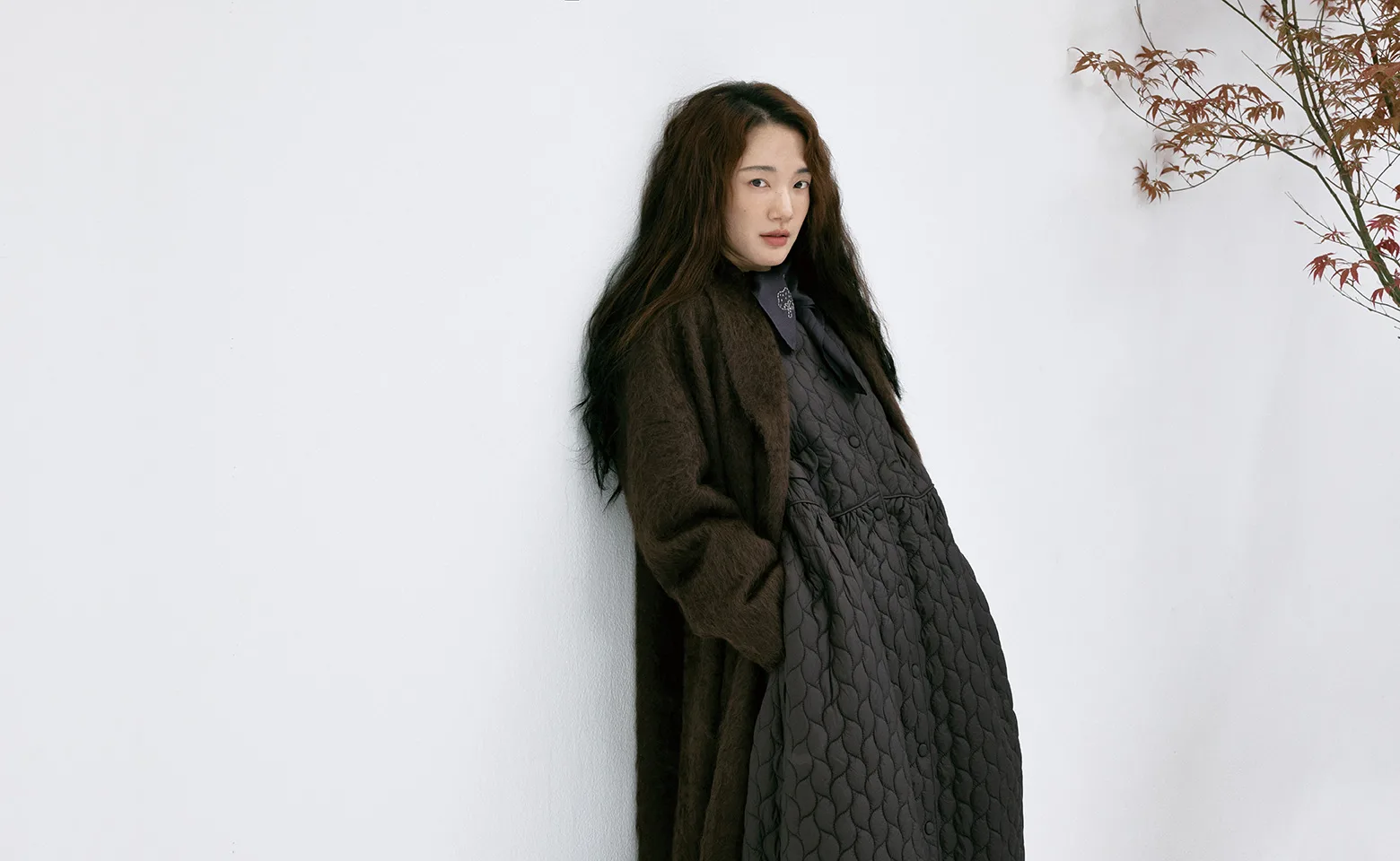 보송한 헤어리hairy 텍스처가 돋보이는 다크 브라운 컬러의 헤어리 내추럴 퓨어 야크 코트는 야크 100%로 만들었다. 결이 살아 있는 소재가 극한의 추위를 견디는 따스함을 품고, 숄칼라에서 여유롭게 이어지는 H라인 실루엣이 클래식한 인상을 완성한다.