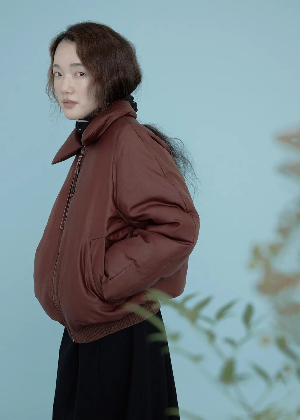 이새의 시그너처 염색 기법인 서랑염에 보온성을 더한 실크 서랑염 패딩은 자연스러운 색감과 볼륨감 있는 실루엣이 멋스럽다. 와이드 팬츠를 매치하면 편안한 데일리 룩으로, 롱스커트와 함께 입으면 여성스러운 겨울 스타일로 연출할 수 있다.