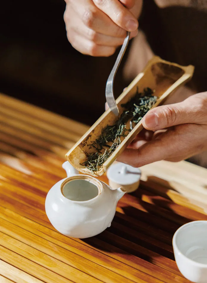 죽로는 로해의 시그너처 차 중 하나로, 조선 시대 여러 차 문헌에도 자주 등장한다. 로해만을 위해 제다 명인이 직접 수확하고 정성스럽게 만들어 깊은 감칠맛을 지녔다. 마치 다시마를 우린 물을 떠올리게 하는 농밀한 풍미가 특징이다.