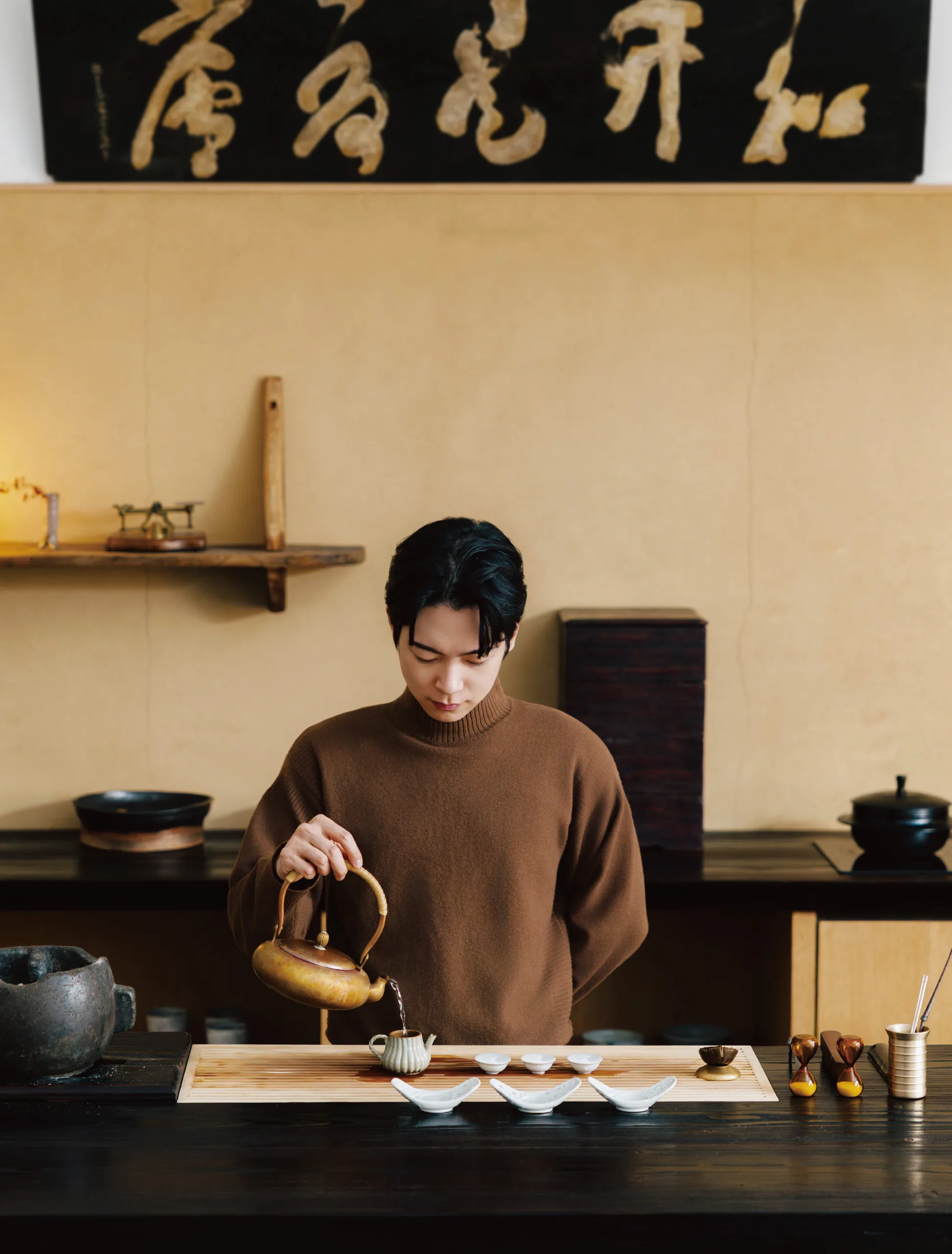 로해의 찻물은 화로에서 숯불로 끓여내 더욱 깊은 감칠맛을 낸다. 중앙에 걸린 현판 화개시서려는 ‘조화를 바탕으로 세워진 학자의 초막’이란 뜻이다. 소박함과 비움을 실천한 조선 다인의 정신이 느껴진다.