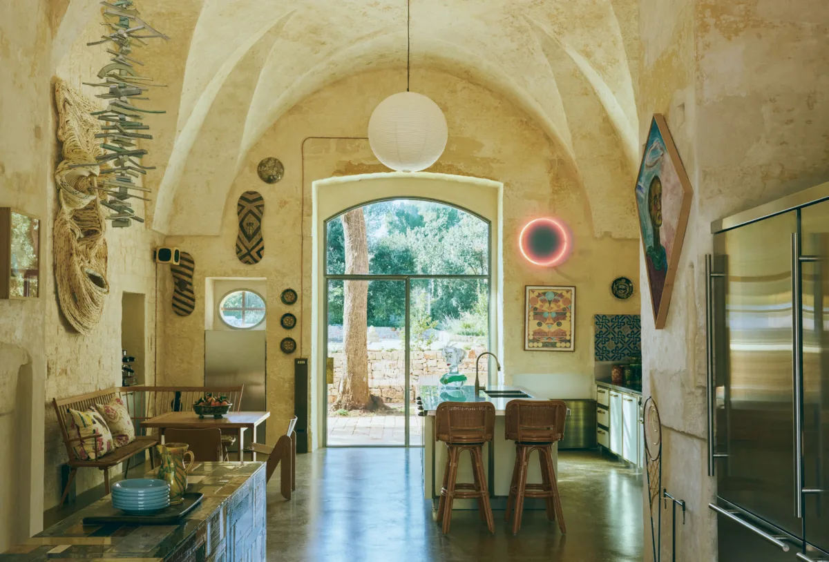 주방 중앙에는 테드 라슨Ted Larsen의 조각이 걸려 있으며, 오른쪽 마름모꼴 회화는 니콜라이 발너 갤러리에서 선보인 스테이나르 하가 크리스텐센Steinar Haga Kristensen의 작품이다.