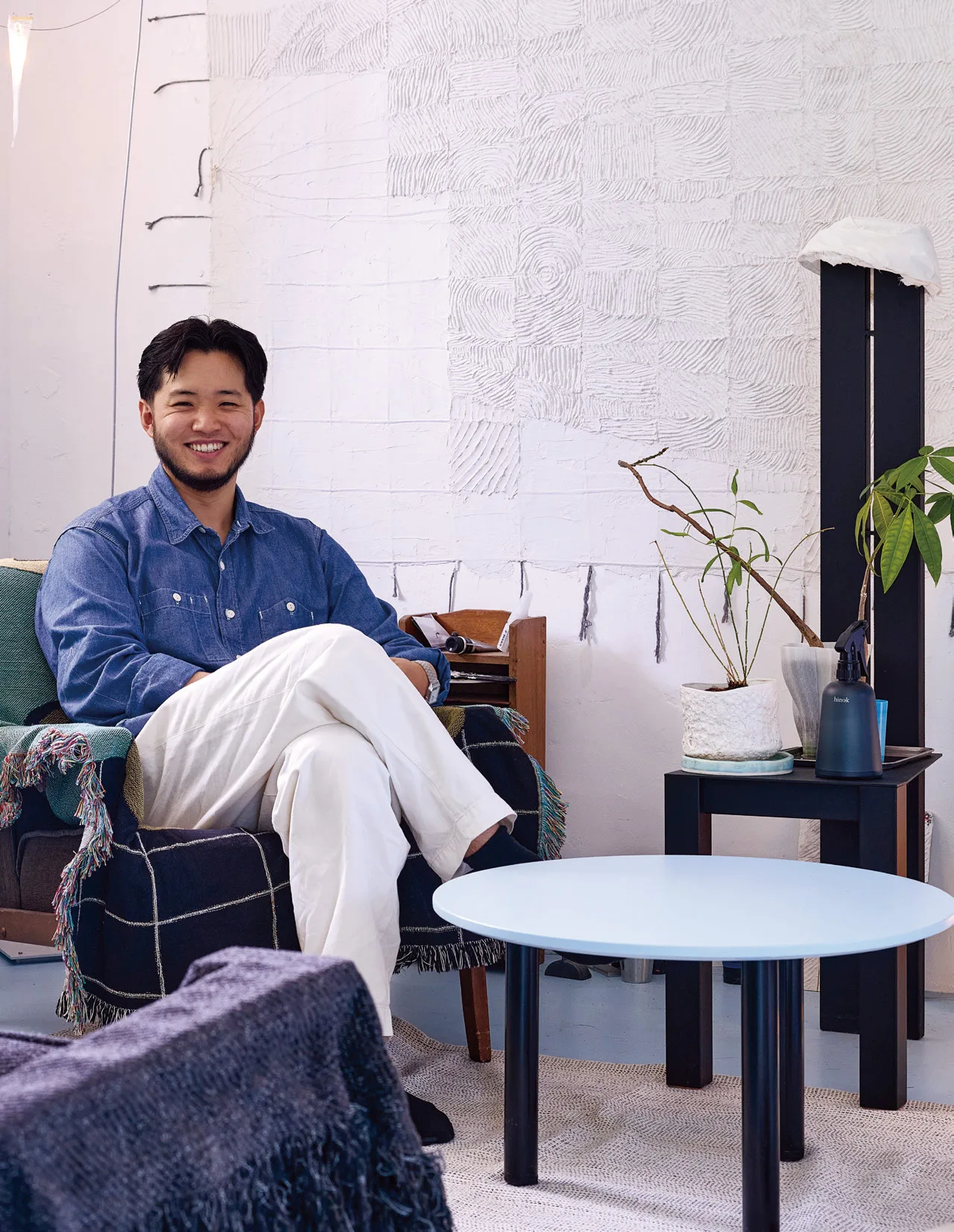 뒤쪽의 흰 벽을 유심히 보시길. 전중섭 대표가 직접 만든 벽화로, 이렇듯 곳곳에 수공예적인 아름다움이 깃들어 있다.