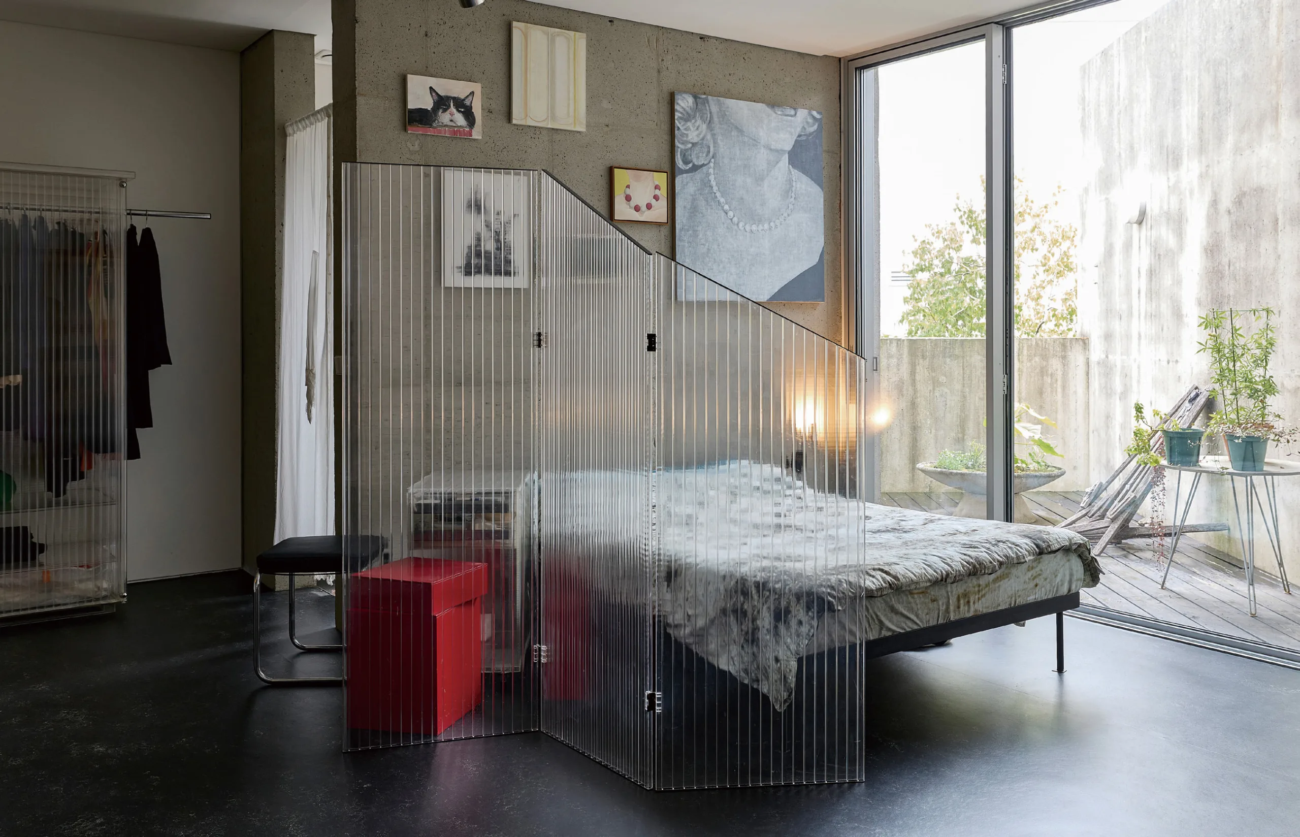 이미경 작가의 공간. 폴리카보네이트 시리즈인 파티션과 캐비닛이 포인트이다.