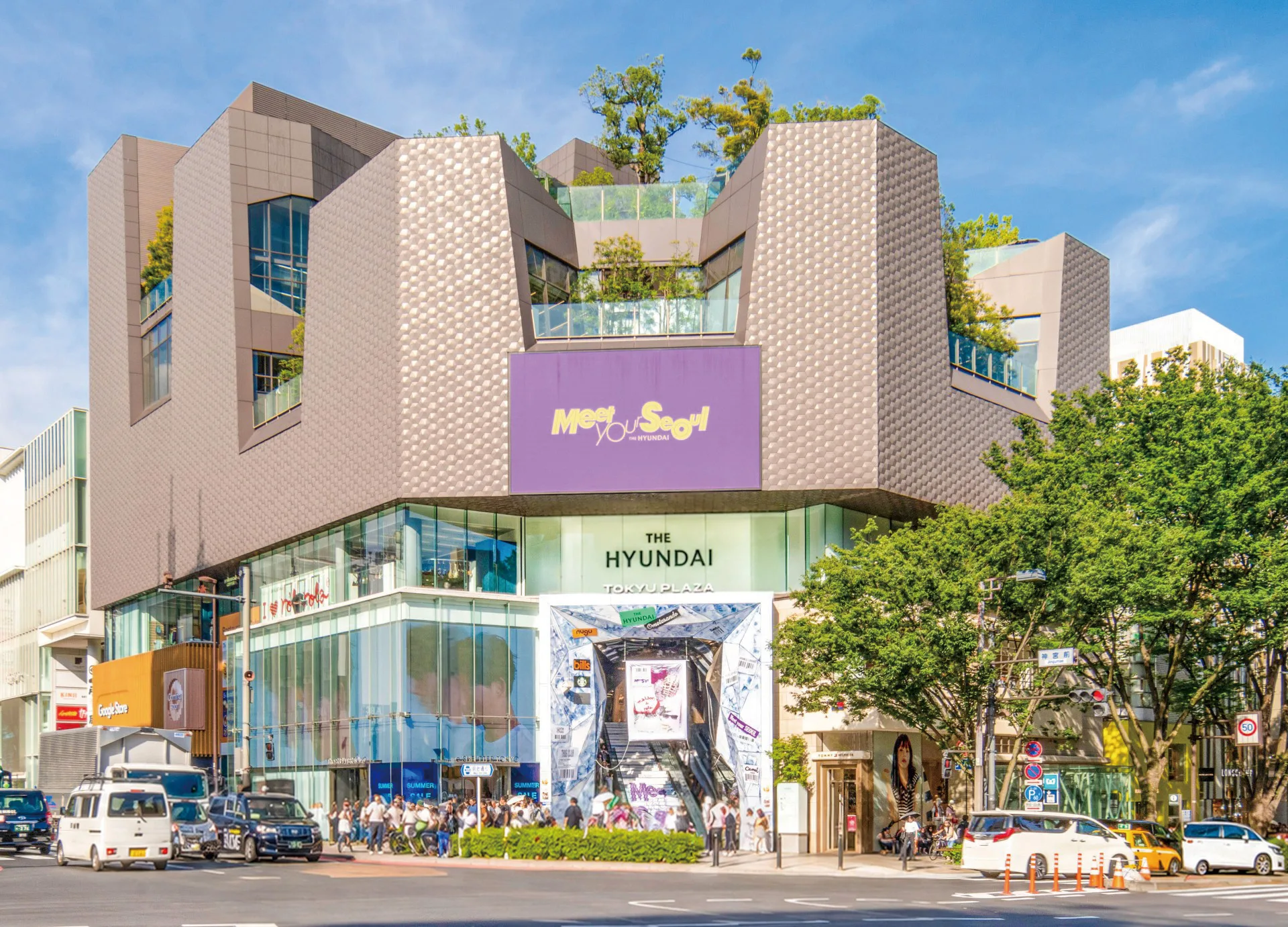 도쿄 오모테산도에 문을 연 더현대 글로벌의 첫 상설 플래그십 스토어. 서울의 패션과 F&B, K-팝 등 다양한 K-콘텐츠를 한데 모았다.
