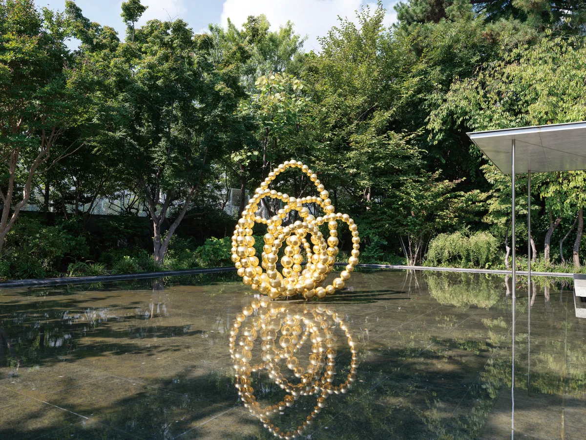 F1963 야외 달빛가든에 설치한 ‘Gold Lotus’.