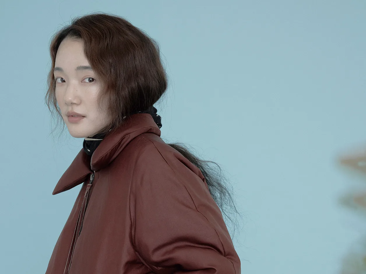이새의 시그너처 염색 기법인 서랑염에 보온성을 더한 실크 서랑염 패딩은 자연스러운 색감과 볼륨감 있는 실루엣이 멋스럽다. 와이드 팬츠를 매치하면 편안한 데일리 룩으로, 롱스커트와 함께 입으면 여성스러운 겨울 스타일로 연출할 수 있다.