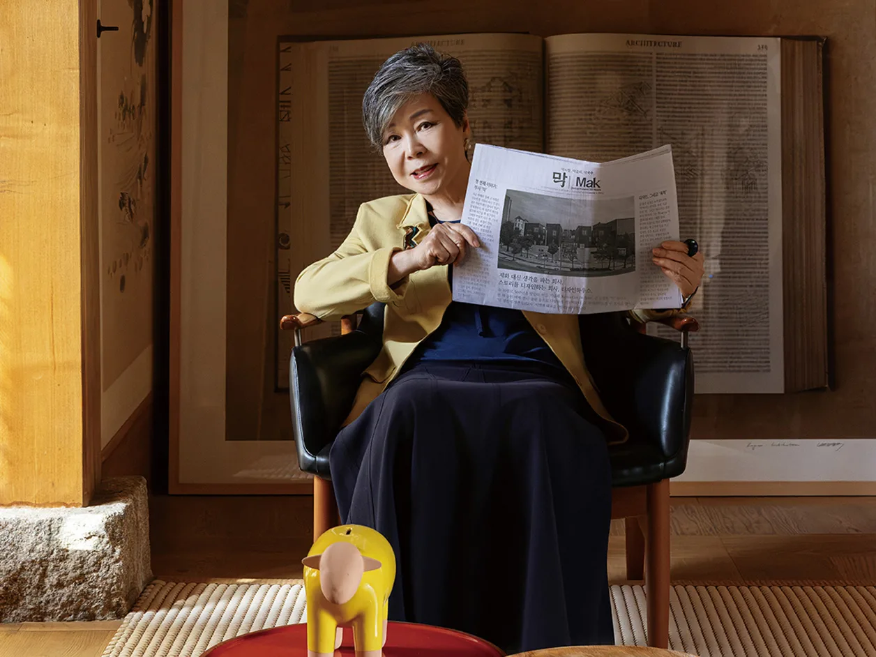 매일 아침 신문을 두세 종 읽는다. 정보의 홍수 속에서도 그가 소화하고 살찌우고 싶은 소식을 선별한다. 그렇게 오려낸 종이 신문 기사들은 각 매체 편집장에게도 공유된다. 좁고 깊은 시장을 타깃으로 '미니미디어'(매스미디어가 아닌)를 지향하는 디자인하우스의 방향타 중 하나다.